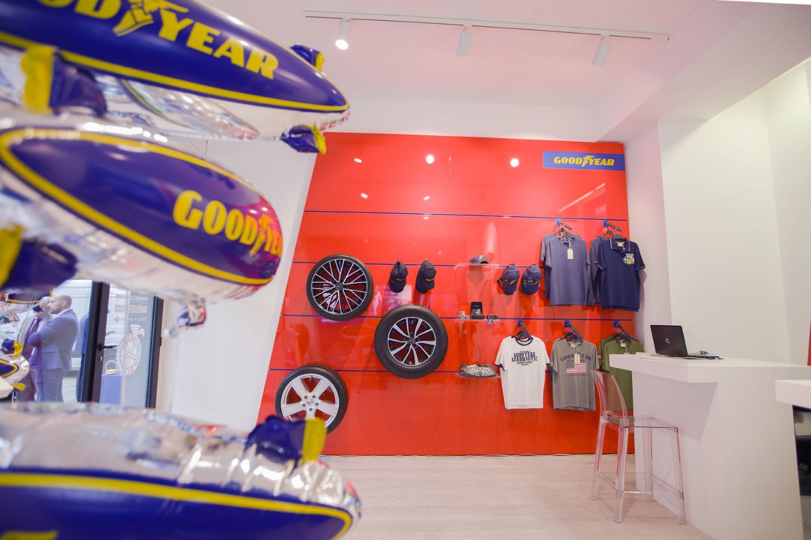 Goodyear e SuperService inaugurano a Milano il primo concept store dei pneumatici: spazio alla consulenza e ai servizi oltre il cambio gomme 